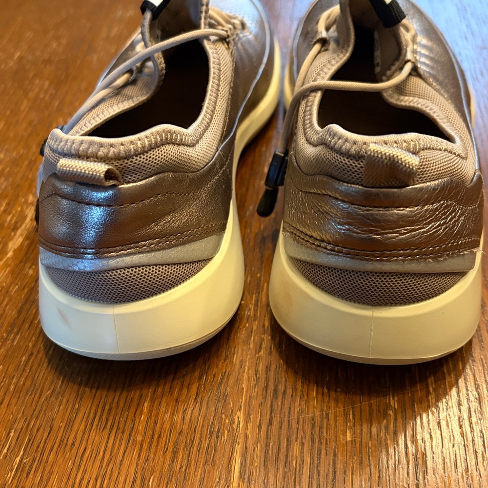 Ecco NWOT women sz 40 Shiny gold Sneakers - Picture 5 of 9
